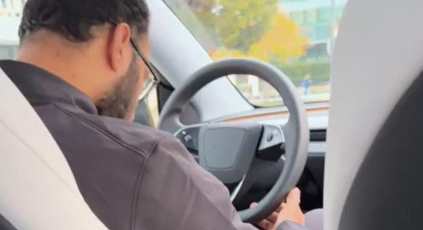 Elaludt a Tesla Robotaxi „biztonsági sofőrje” – videóra vették az utasok