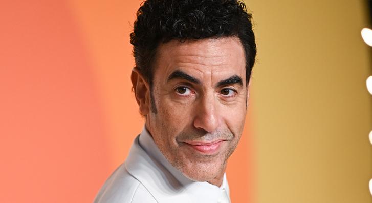 Sacha Baron Cohen egy 27 évvel fiatalabb modellel vigasztalódik a válása után