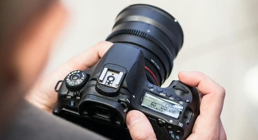 Erre nem számított: 34 év után gyanúsították meg a profi fotóst