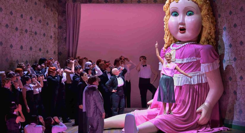 HOFFMANN HADOVÁI Offenbach: Hoffmann meséi / Opéra-Comique, Párizs