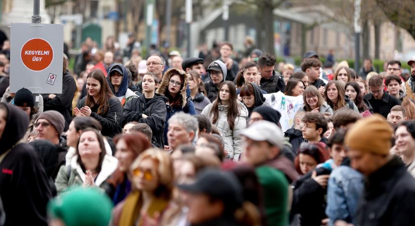 Országszerte közel 20 városban tüntetnek a kormány lejárató propagandája ellen