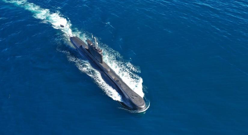 Videón a pusztító erejű támadás – torpedótalálat ért egy hatalmas hajót