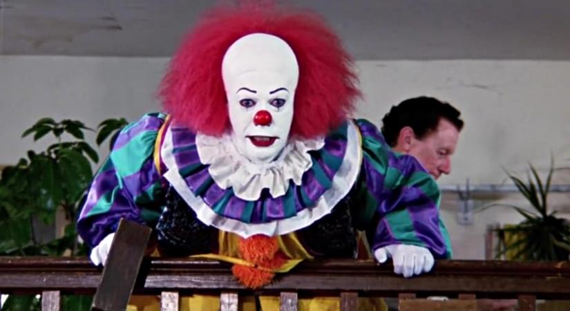 Tudtad azt a 35 éves Az-minisorozatról, hogy Tim Curry betegesen félt a bohócoktól, de ő maga azért ijesztgette a gyerekszínészeket a forgatáson Pennywise-jelmezben?