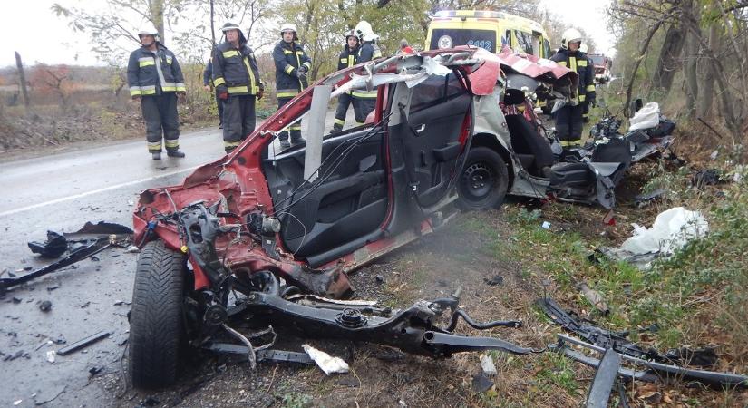 Csak szilánkok maradtak az autóból a frontális ütközés után – megrázó képek