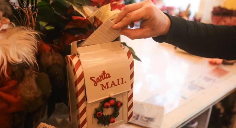 Írj levelet a Mikulásnak, ez a győri vállalkozó segít neki eljuttatni - fotók