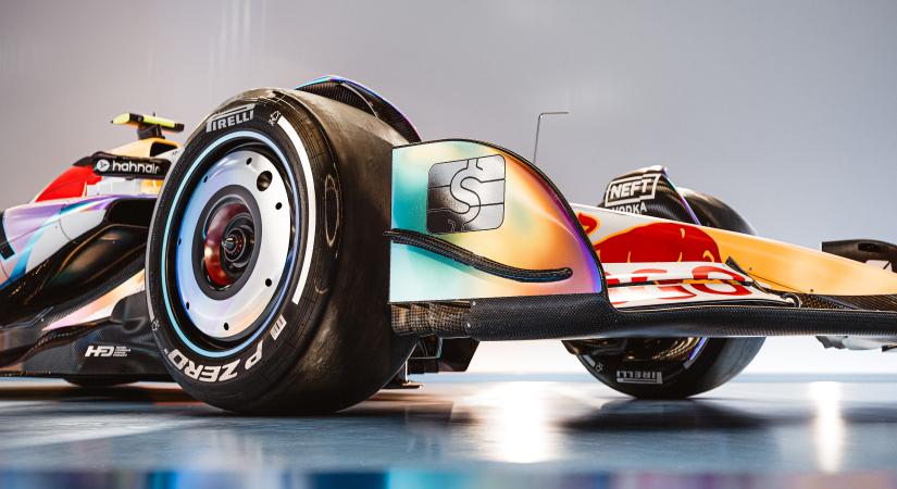 Színváltós autóval indulnak az F1-ben