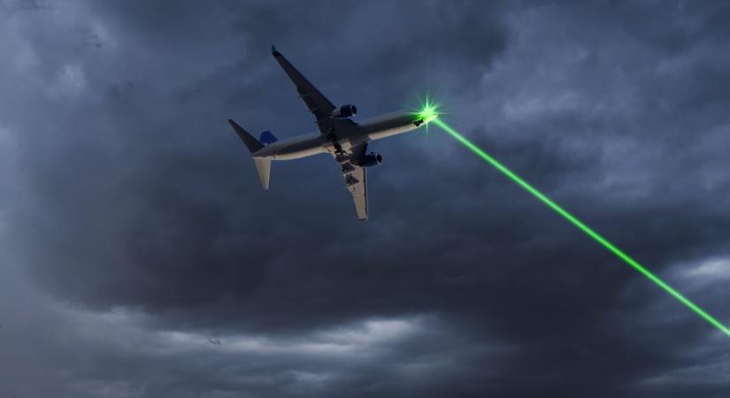 „Azt hittem, kiégeti a szemem”: lézerrel vadásztak a szolnoki járókelőkre a tizedikről