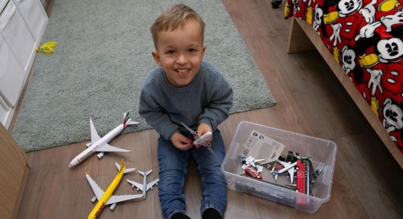 Már egy hónapja tart a törpenövésű Danyi Boti gyógykezelése, és a család eddig csak örömhírről számolt be