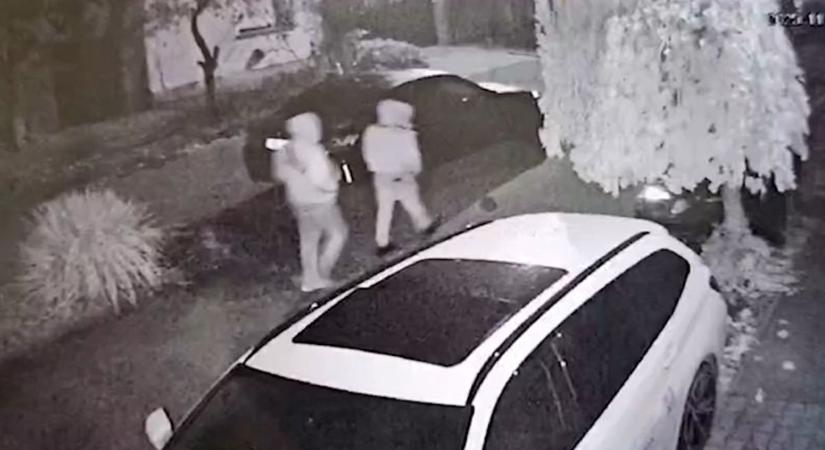 Gyanús alakok járják Mohácsot, nyitott autókra vadásznak (VIDEÓN A BŰNCSELEKMÉNY)