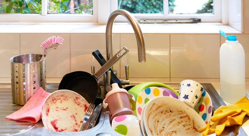 Soha ne hagyd a koszos edényeket ázni éjszakára – meg fogsz döbbenni, mi történik közben