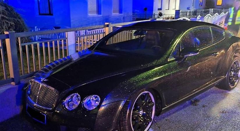 Parkoló Bentley-nek csapódott, majd kerítést tört át egy autós - fotók