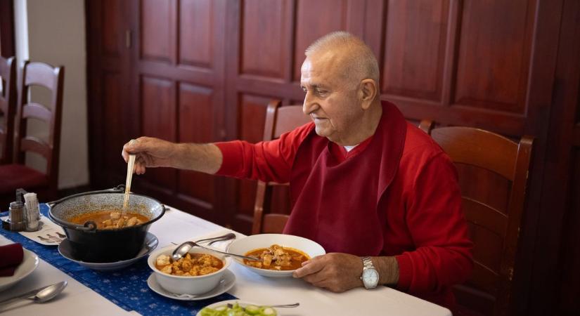 Nyolc kamionnyi doboz, több tíz mázsa hal: brutális roham indult a szegedi halászléért – videóval