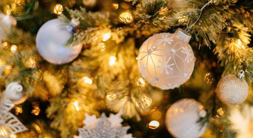 Hófehér karácsonyfadíszek fillérekből – Daisy videója már most ünnepi hangulatot teremt