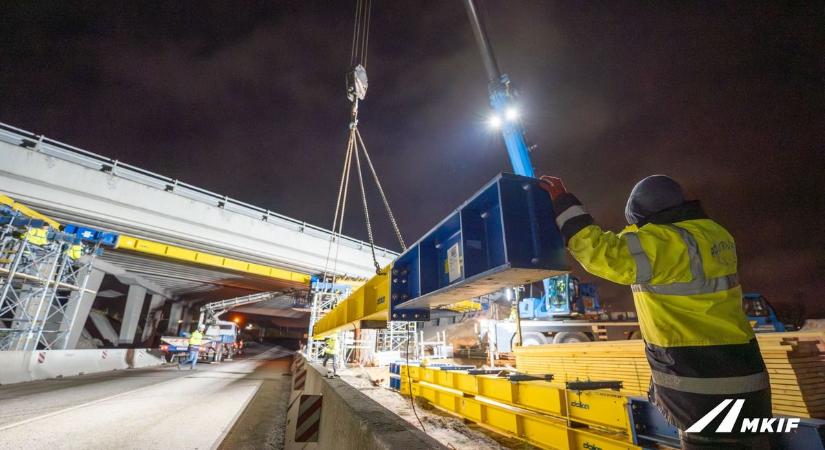 Nehézállvány épült az 1-es út fölé – halad az M1-es autópálya bővítése