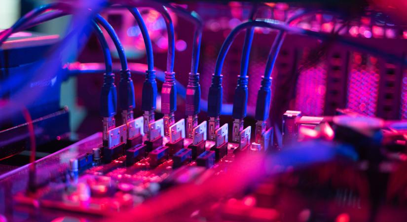 Hatalmas illegális kriptobányász rendszert kapcsoltak le - Közel 14 ezer helyen lopták az áramot