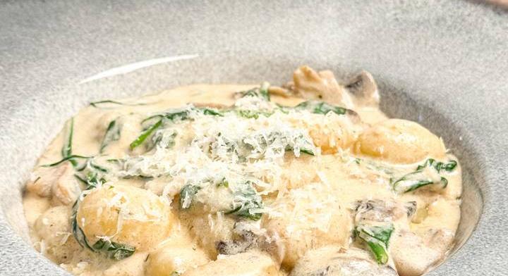 Krémes, tejszínes-gombás gnocchi: spenót és fokhagyma dobja fel