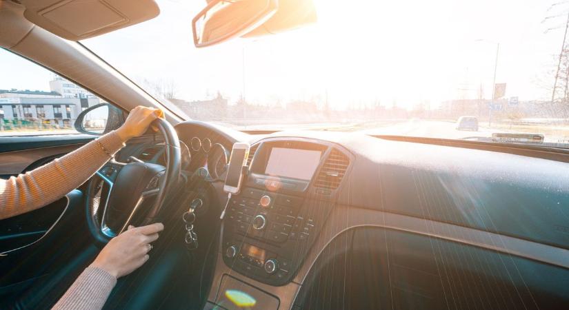 Autópályán, egy lelki beteg kocsival