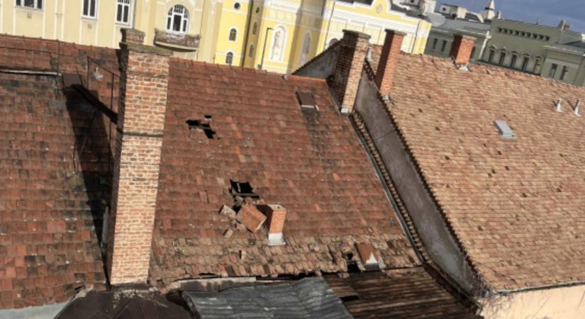 Ledőlt egy kémény a debreceni belvárosban