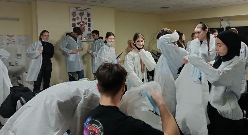 Érettségi előtt álló diákok jártak az egri patológián
