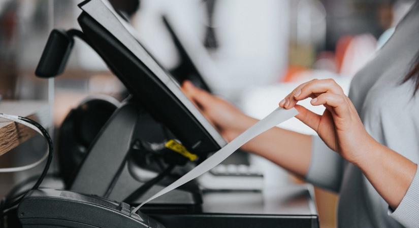 Tájékoztatót adott ki a NAV az e-pénztárgépek és a vevői alkalmazások forgalmazásának engedélyezése iránti kérelem benyújtásáról és engedélyezési eljárásáról