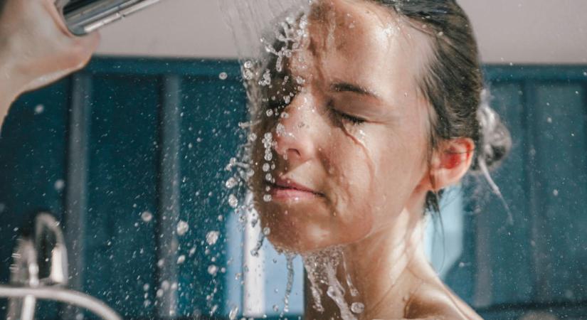 Ijesztő, mi történhet a szemeddel, ha kontaktlencsében zuhanyozol