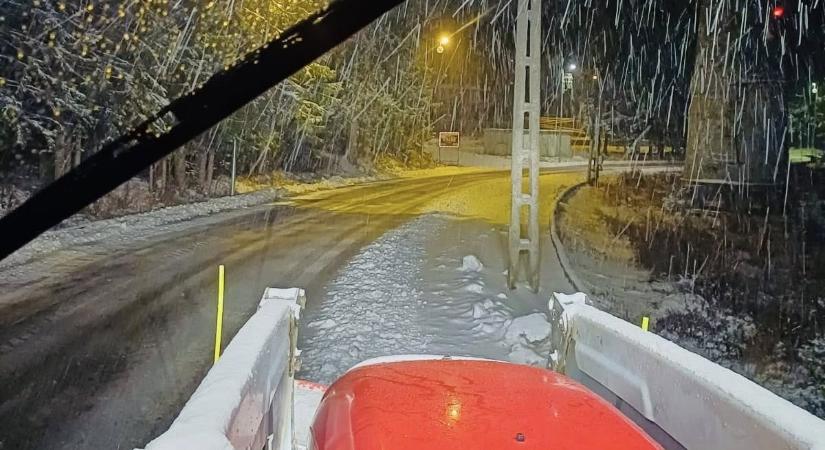 Hargita megyében egész éjszaka dolgoztak a hókotrógépek