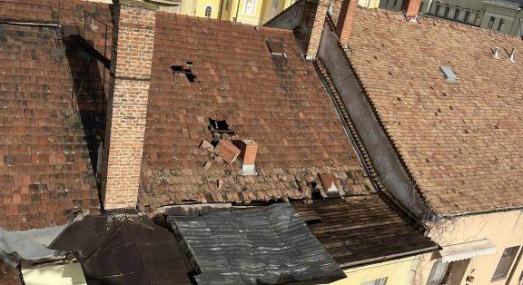 Megdőlt egy kémény Debrecen belvárosában