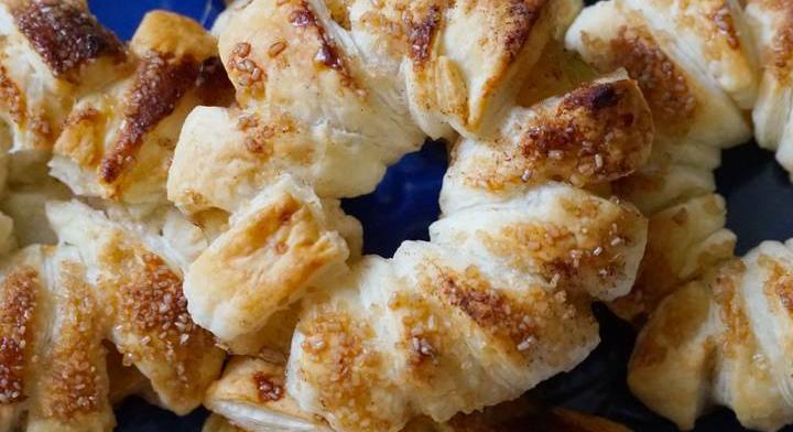 Ropogós, leveles tésztás almakarika: egyszerű, mégis varázslatos