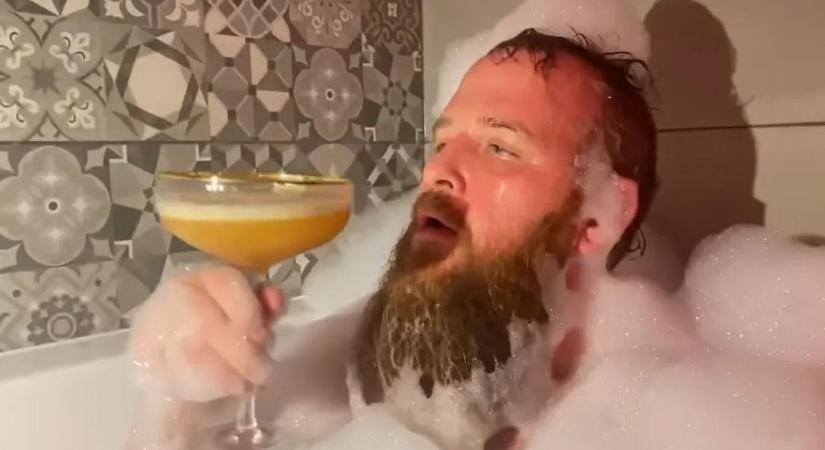 Íme, a Tisza Párt újpalotai képviselőjelöltje: a férfi a földön fetreng és kádban „kényezteti magát”