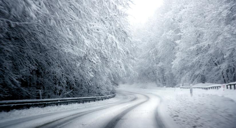 Ez durva: itt már úgy esik a hó, hogy fehérbe borult minden