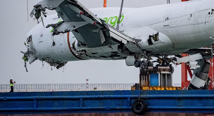 Fékezés közben maximum teljesítményre kapcsolt az egyik hajtóműve annak a repülőgépnek, amely Hongkongban a tengerbe csúszott