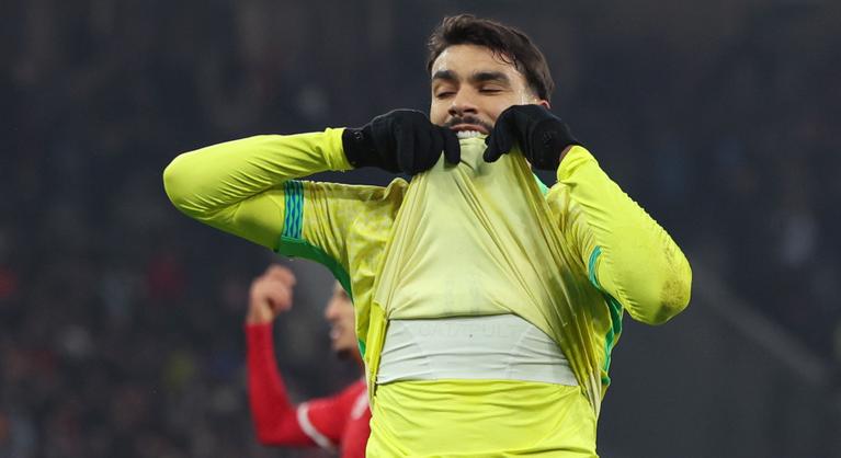 Brazilos előkészítés után bombázta kapu fölé a büntetőt a WHU kiválósága – videó