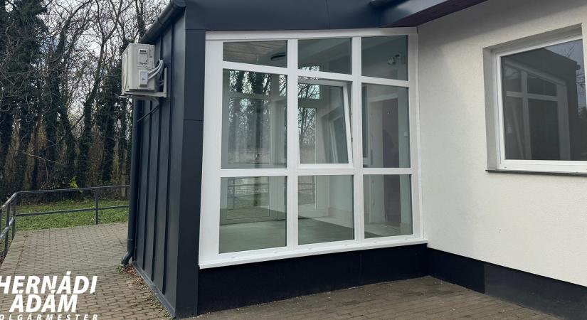 Befejeződött az esztergom-kertvárosi orvosi rendelő várójának bővítése