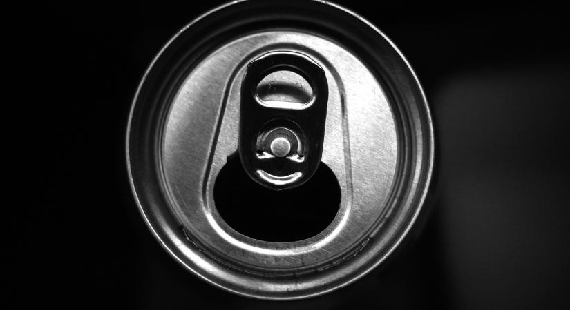 Műanyagdarabokat találtak egy energiaitalban