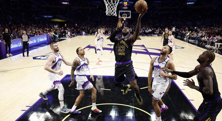 Ki a király? LeBron James győzelemmel kezdte a rekordot jelentő 23. szezonját