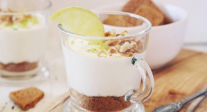 Légiesen könnyű citromos mousse: kekszmorzsa kerül az aljára