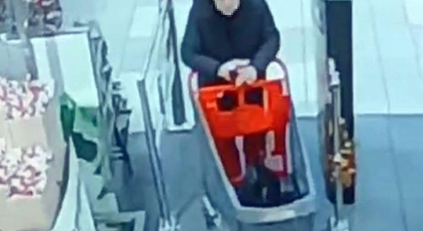 Pénztárcát lopott Sopronban egy férfi, felismeri valaki?