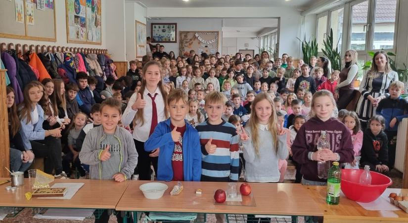 Névadójára emlékezett a péri Öveges - fotó