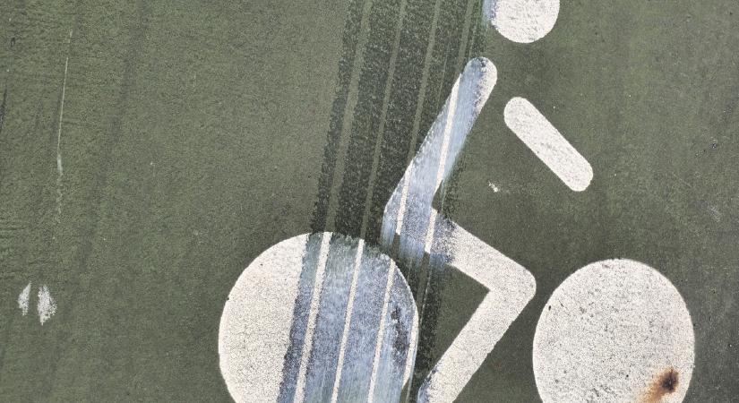 Szűkítenék az utakat, így védve a bringásokat