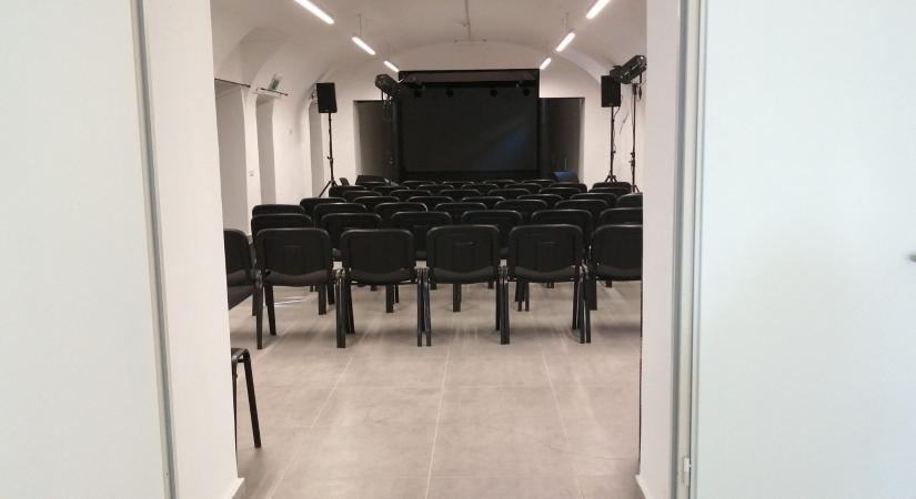 Indul a Szabó Magda Kamaraszínház új évada, pszichoteátrummal