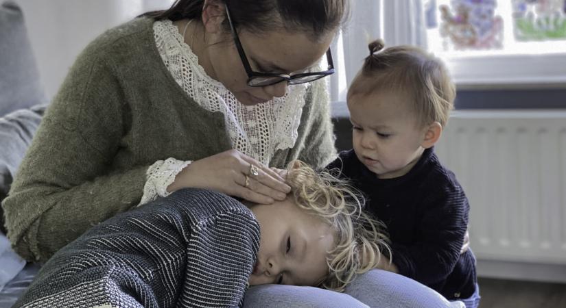 Lázgörcsöt kapott, majd a légzése is leállt a másfél éves kislánynak