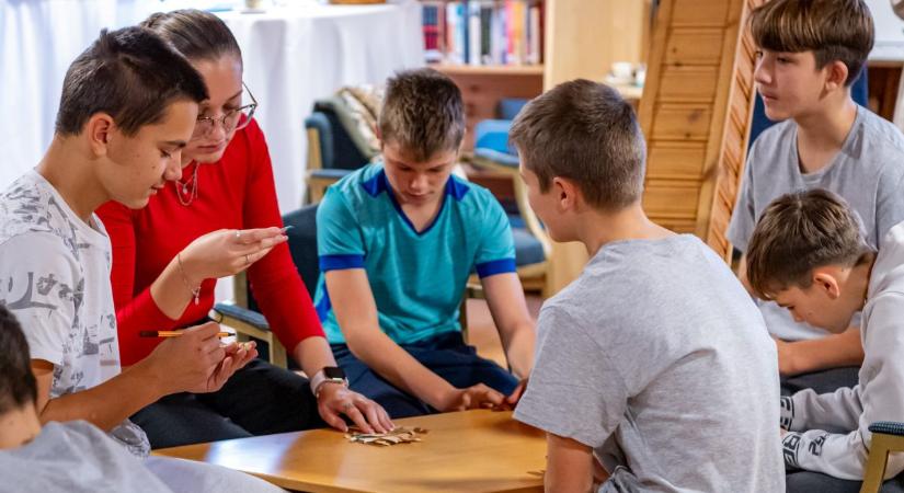 Széchenyi-hallgatók segítik a tápszentmiklósi diákokat