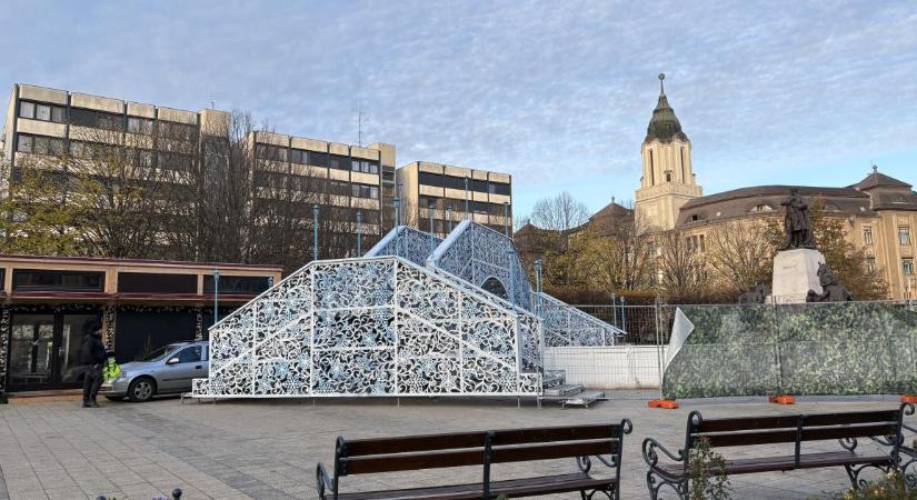 Valami különleges dolog épül Debrecen főterén