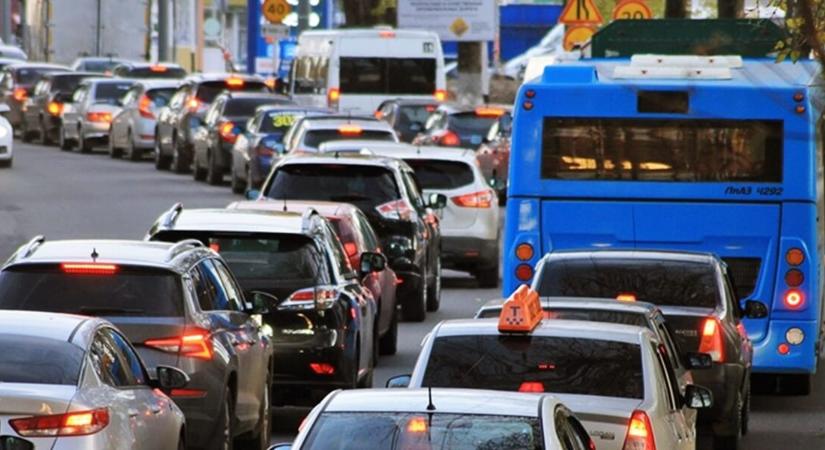 Óriási káosz az M1-esen: kilométereken át áll a forgalom, Budapest felé teljes a torlódás