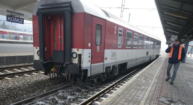 Kassán kisiklott az egyik személyvonat kocsija – a pálya több vágányon is megsérült