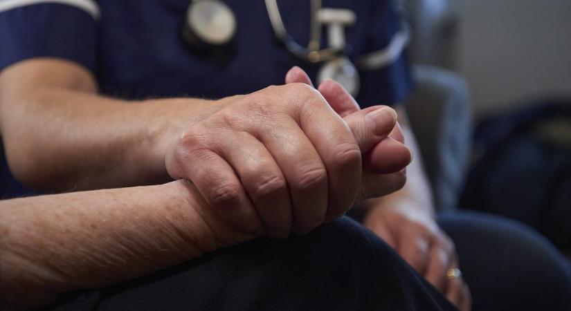 „Négyen nézik, ahogy az ötödik a végét járja” – interjú egy kórházi segédápolóval