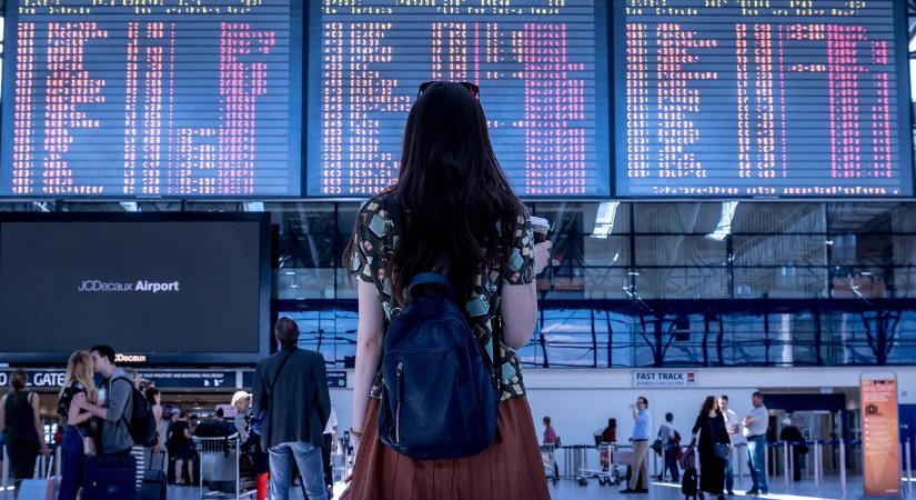 Elindult az új repülőtéri határvédelmi szabályozás, lassulhat a beléptetés