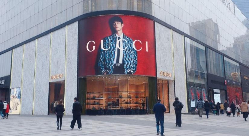 Leépít a luxusipar egyik fellegvára, az új vezér a Guccit sem kíméli