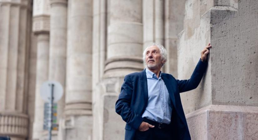 Cakó Ferenc alkotásaiból nyílt életmű-kiállítás a Pesti Vigadóban