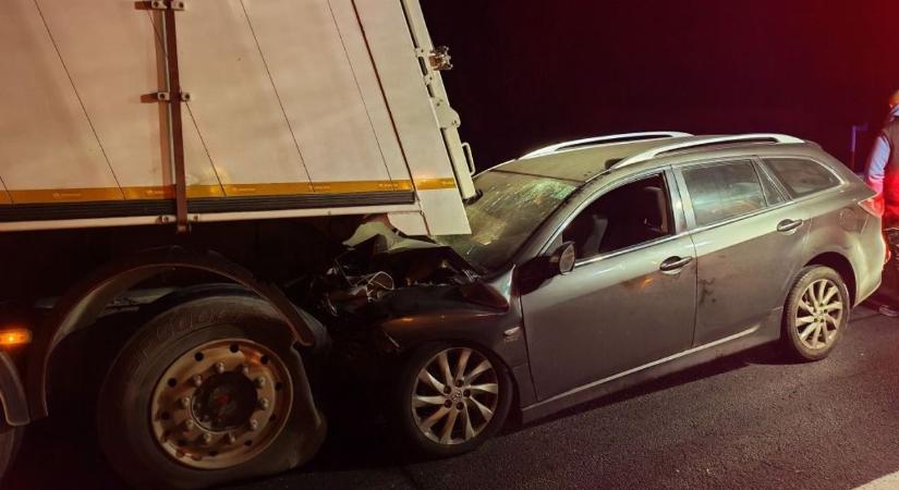 Eldurvult a nap: melléképület égett és autót taroltak az M6-oson!